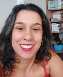 Foto profissional da psicóloga Flavia